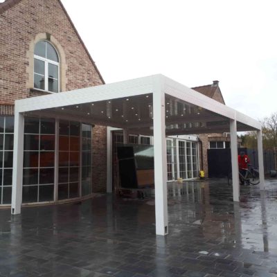 Witte pergola aan particuliere woning